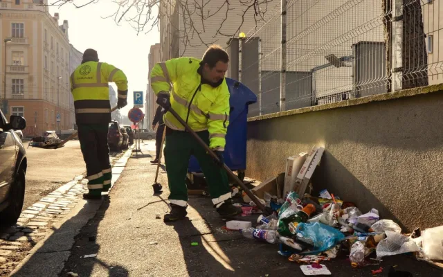 Za černé skládky padají už padají první pokuty. Radnice doufá, že konečně zatočí s odpadky v ulicích
