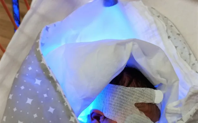 Nemocnice má nové přístroje, umožňující miminkům s nižší porodní hmotností a s žloutenkou být stále nablízku mamince