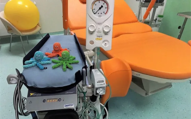 Nemocnice má nové přístroje, umožňující miminkům s nižší porodní hmotností a s žloutenkou být stále nablízku mamince