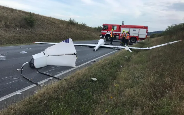 Pilot kluzáku, který se zřítil na projíždějící vůz a zahynul, nezvládl manévr v malé výšce