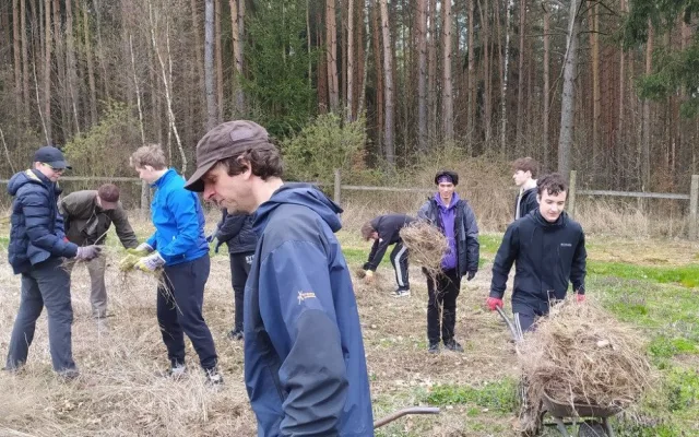 Množství odpadků kolem Boleveckých rybníků stále narůstá, náklady na úklid jdou do statisíců