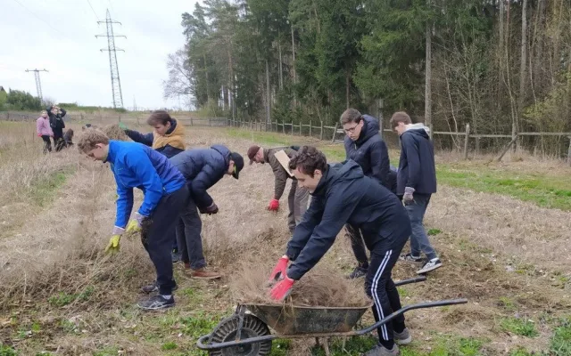 Množství odpadků kolem Boleveckých rybníků stále narůstá, náklady na úklid jdou do statisíců