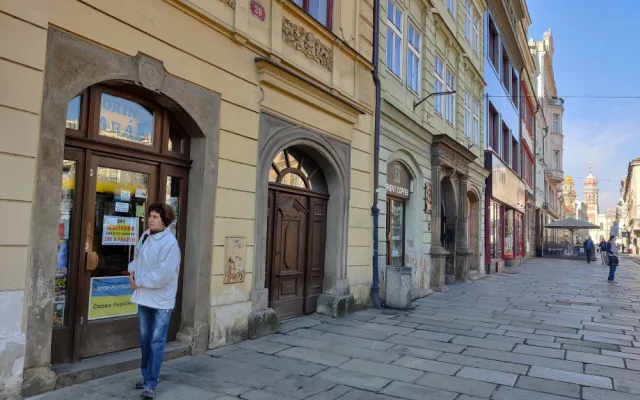 Více než sto let se tam prodávaly noviny, teď bude z legendární trafiky na náměstí „kafe do ruky“
