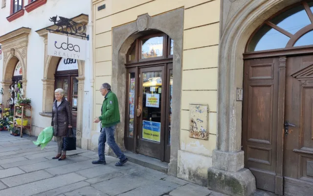 Více než sto let se tam prodávaly noviny, teď bude z legendární trafiky na náměstí „kafe do ruky“