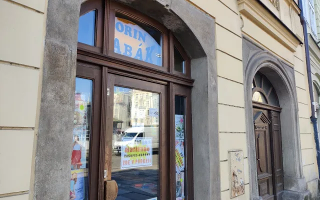 Více než sto let se tam prodávaly noviny, teď bude z legendární trafiky na náměstí „kafe do ruky“