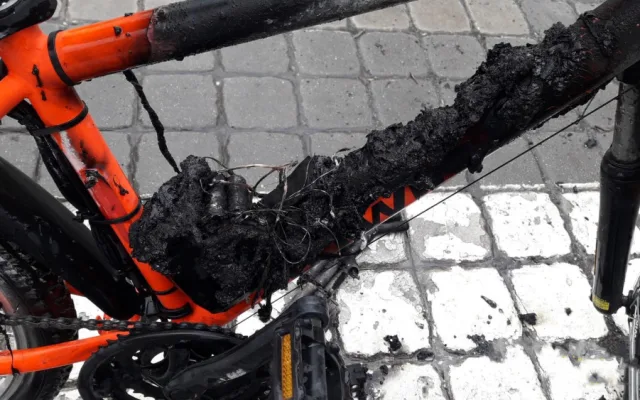 Chlapci vzplála za jízdy baterie u elektrokola. Hořící články vystřelovaly do dálky jako při ohňostroji