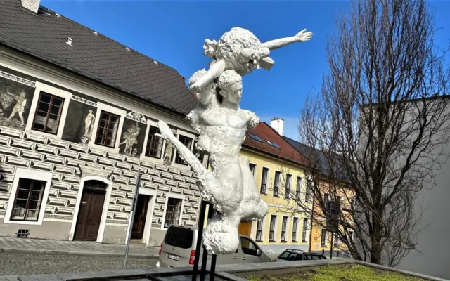 Sochy v ulicích opět budí vášně, letos to nejvíce schytává obří instalace se zabodnutým kajakem