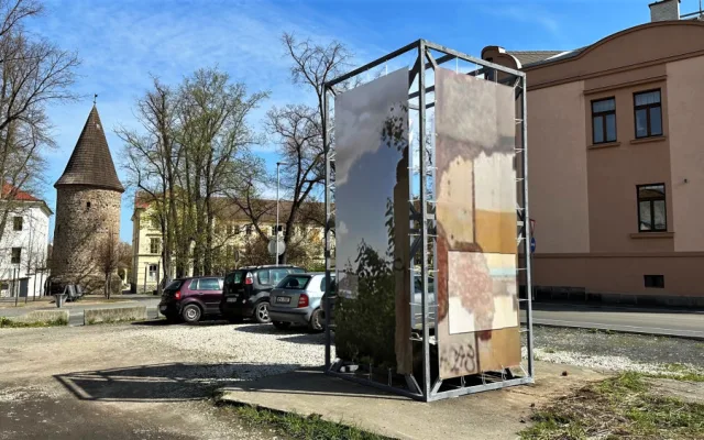 Sochy v ulicích opět budí vášně, letos to nejvíce schytává obří instalace se zabodnutým kajakem