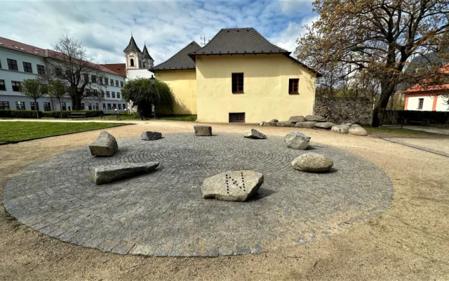 Sochy v ulicích opět budí vášně, letos to nejvíce schytává obří instalace se zabodnutým kajakem