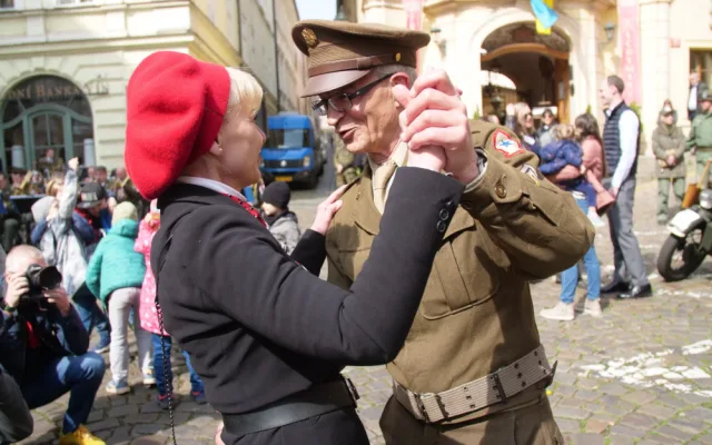 Konvoj desítek historických vozidel se vydal na svou cestu směrem na plzeňské Slavnosti svobody