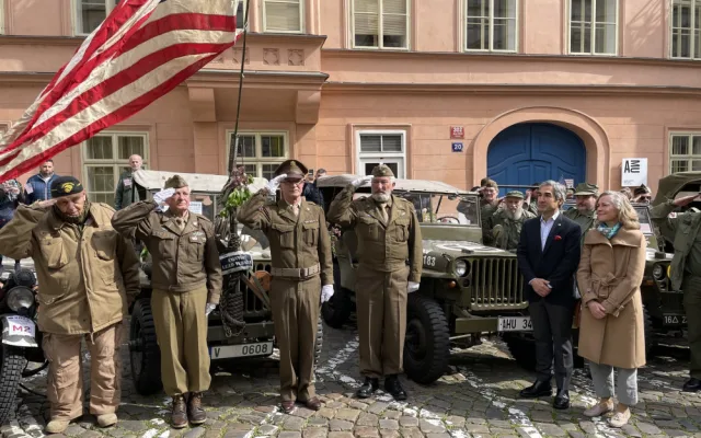 Konvoj desítek historických vozidel se vydal na svou cestu směrem na plzeňské Slavnosti svobody