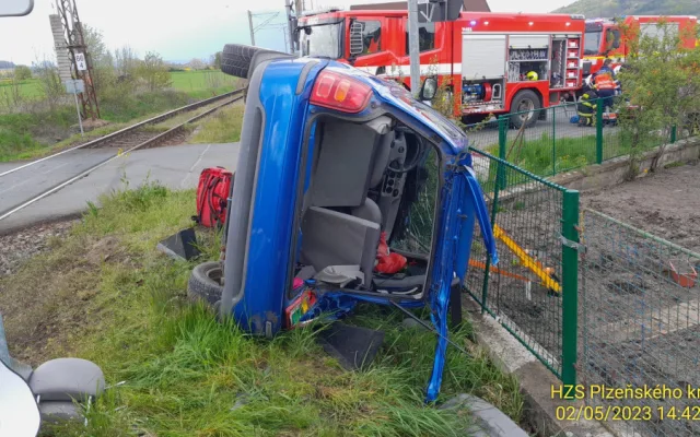 Rychlík smetl na železničním přejezdu osobák a odmrštil ho až k plotu zahrady. Řidička utrpěla těžké zranění