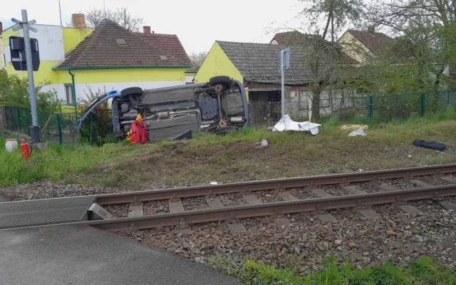 Rychlík smetl na železničním přejezdu osobák a odmrštil ho až k plotu zahrady. Řidička utrpěla těžké zranění
