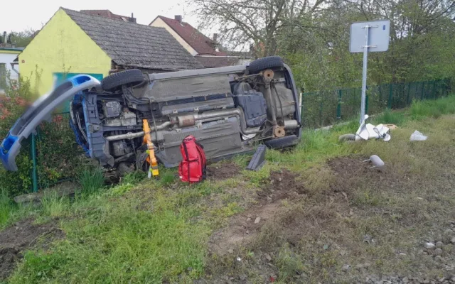 Rychlík smetl na železničním přejezdu osobák a odmrštil ho až k plotu zahrady. Řidička utrpěla těžké zranění