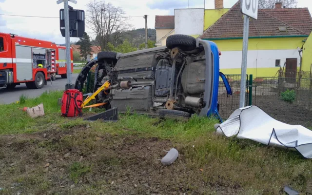 Rychlík smetl na železničním přejezdu osobák a odmrštil ho až k plotu zahrady. Řidička utrpěla těžké zranění