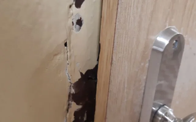 Zloděj se vkrádal do sklepů i šaten na základních školách, celkem napáchal škody za více než půl milionu