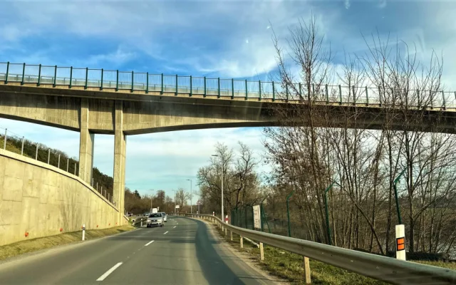Na úzké estakádě nového okruhu Plzně je zákaz předjíždění a místy omezená rychlost, jde o nebezpečný úsek