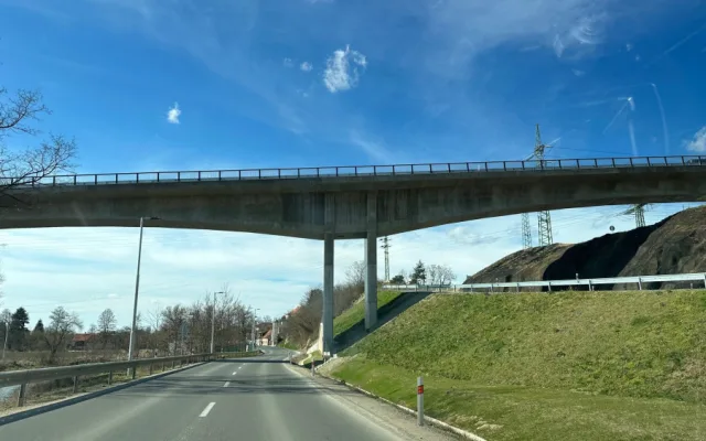 Na úzké estakádě nového okruhu Plzně je zákaz předjíždění a místy omezená rychlost, jde o nebezpečný úsek