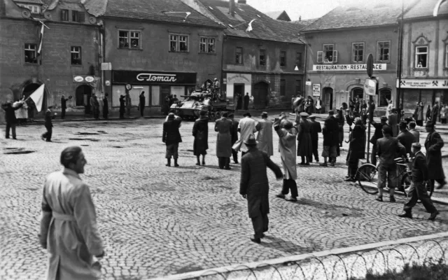 6. května 1945 krátce po 13. hodině přijel na sušické náměstí od Petrovic první průzkumný tank 4. obrněné divize