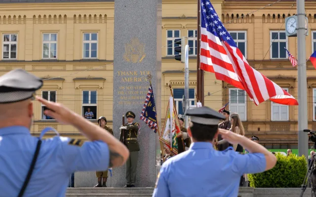 Plzeňané si při pietním aktu u pomníku Díky, Ameriko! připomněli osvobození, poprvé bez veteránů