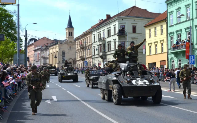 FOTO: Desítky tisíc lidí sledovaly Konvoj svobody, centrem Plzně projelo 280 kusů vojenské techniky
