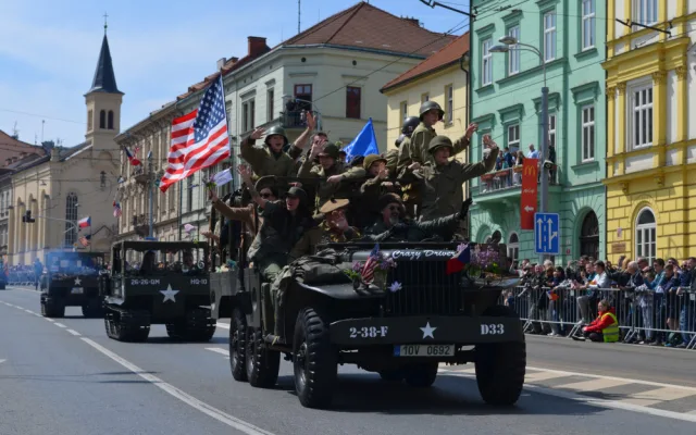 FOTO: Desítky tisíc lidí sledovaly Konvoj svobody, centrem Plzně projelo 280 kusů vojenské techniky