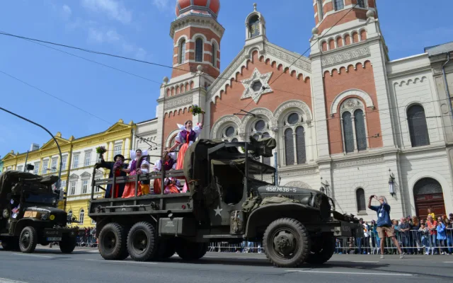 FOTO: Desítky tisíc lidí sledovaly Konvoj svobody, centrem Plzně projelo 280 kusů vojenské techniky