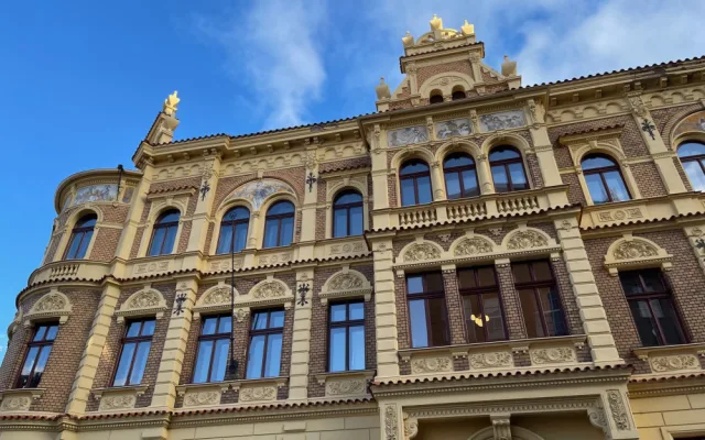 Dům s Alšovými sgrafity na rohu ulic Jagellonská a Petákova