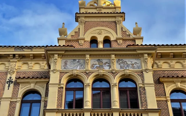 Dům s Alšovými sgrafity na rohu ulic Jagellonská a Petákova