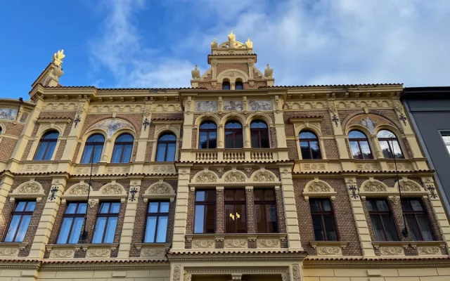 Dům s Alšovými sgrafity na rohu ulic Jagellonská a Petákova