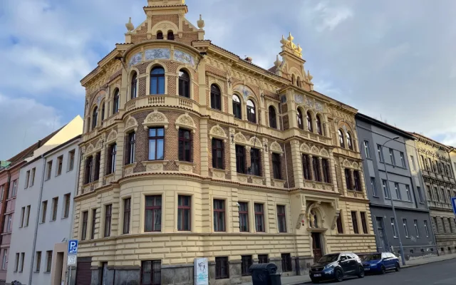 Dům s Alšovými sgrafity na rohu ulic Jagellonská a Petákova