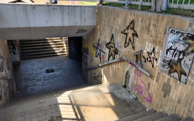 Strašidelný podchod hrůzy, který je rejdištěm problematických osob se stane minulostí. Nahradí ho přechod