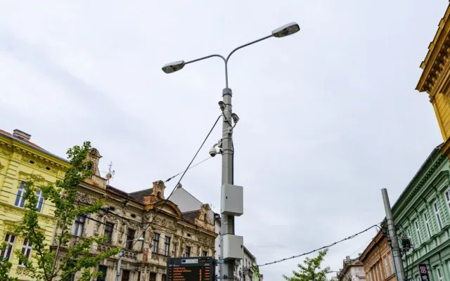 Chlapec uklouzl a praštil se do hlavy, pomoc mu přivolal strážník, který dohlížel na kamerový systém