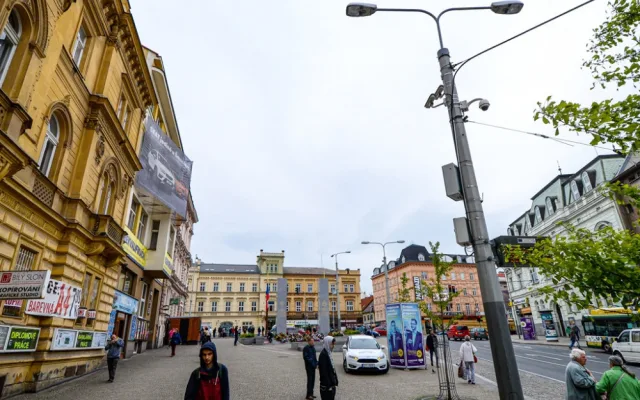 Chlapec uklouzl a praštil se do hlavy, pomoc mu přivolal strážník, který dohlížel na kamerový systém