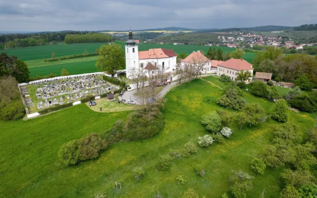 V kostele v Prusinách na Plzeňsku se po desetiletích rozezněly historické zvony
