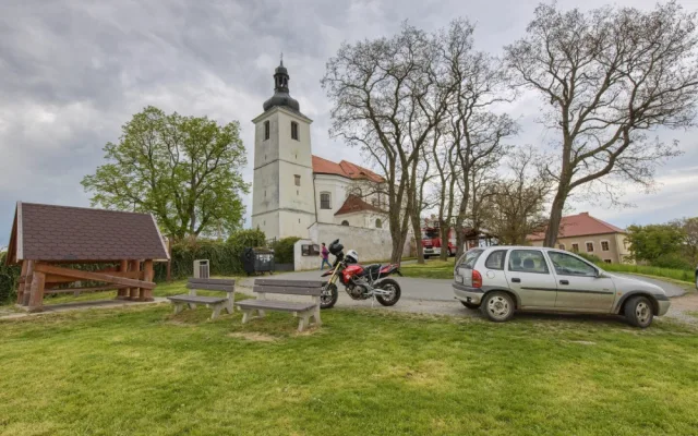 V kostele v Prusinách se po dlouhých desetiletích rozezněly historické zvony, biskup jim požehnal z hasičské plošiny