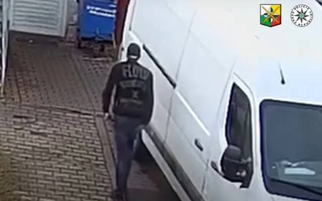 Kamera zachytila při akci dva neznámé pachatele, na místo činu přijeli v dodávce s kradenou značkou