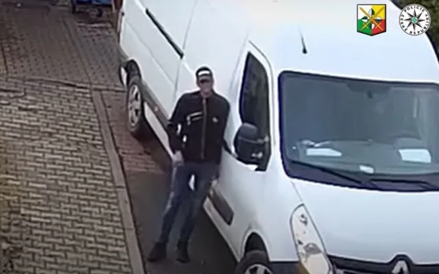 Kamera zachytila při akci dva neznámé pachatele, na místo činu přijeli v dodávce s kradenou značkou