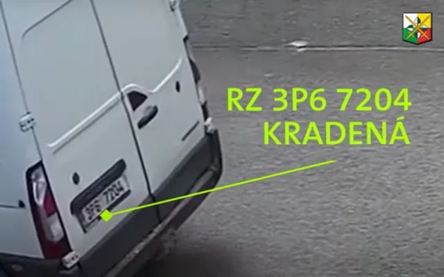 Kamera zachytila při akci dva neznámé pachatele, na místo činu přijeli v dodávce s kradenou značkou