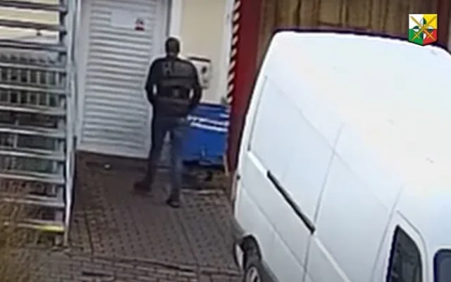 Kamera zachytila při akci dva neznámé pachatele, na místo činu přijeli v dodávce s kradenou značkou