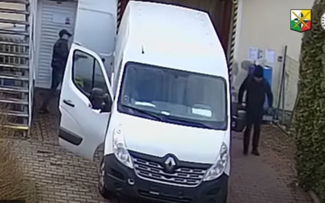 Kamera zachytila při akci dva neznámé pachatele, na místo činu přijeli v dodávce s kradenou značkou