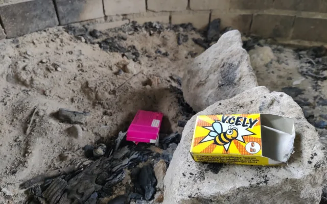 Ve zbytcích ohniště je jasné, že se omladina ráda baví
