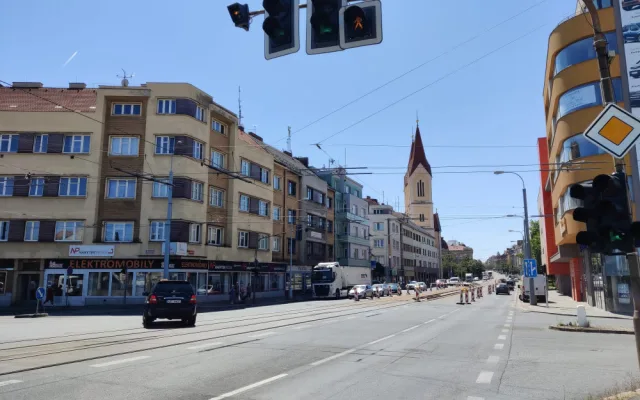 Vlevo blok domů u křižovatky Belánka, na jejichž místě dříve stávala továrna