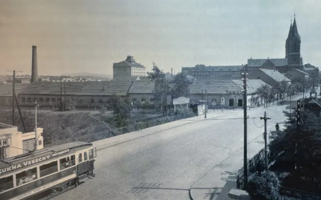 Pohled na bývalou továrnu ve směru od centra města