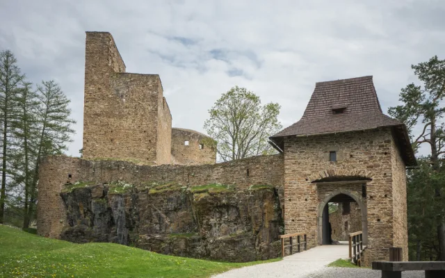 Proslulý hrad Velhartice zavádí interaktivní výuku dějepisu pro děti přímo v areálu i v okolí památky