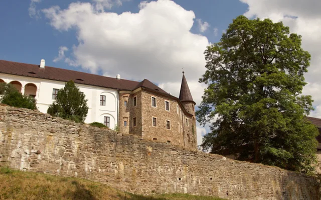 Proslulý hrad Velhartice zavádí interaktivní výuku dějepisu pro děti přímo v areálu i v okolí památky