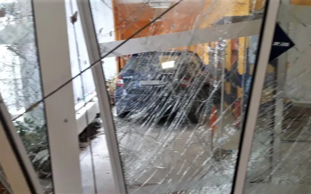 Narkoman s autem proletěl do budovy domova důchodců a zranil seniorku, která zemřela. Soud mu potvrdil pět let vězení