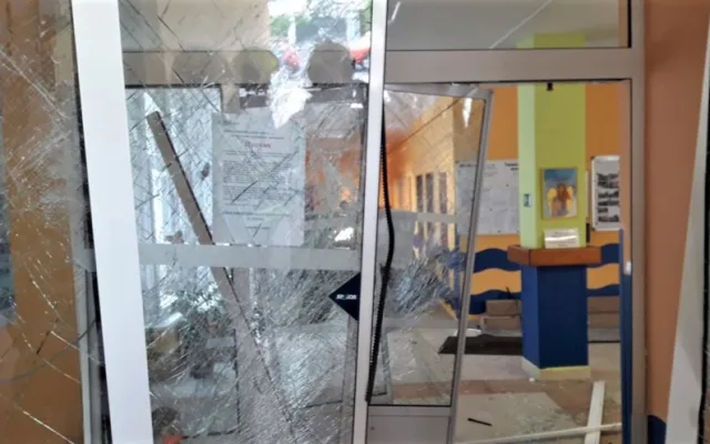 Narkoman s autem proletěl do budovy domova důchodců a zranil seniorku, která zemřela. Soud mu potvrdil pět let vězení
