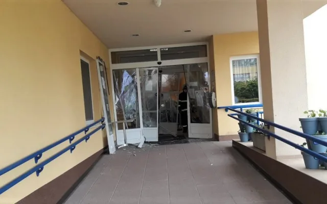 Narkoman s autem proletěl do budovy domova důchodců a zranil seniorku, která zemřela. Soud mu potvrdil pět let vězení