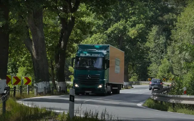 Přes obec Babylon jezdí k hraničnímu přechodu obrovské množství těžké dopravy. Silnice vede úsekem častých nehod